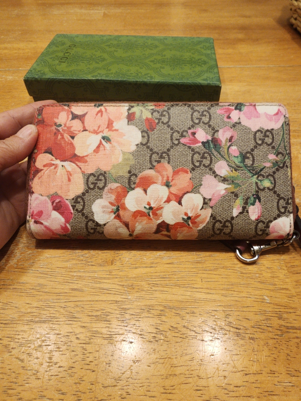 Gucci GG Supreme Blooms zip-around wristlet wallet featuring the signature mono - Picture 2 of 16